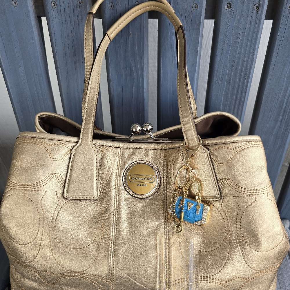 Coach Metallic Gold Signature Kiss Lock Tote Bag+Large Gold Glitter Coach Tag. - Picture 3 of 13